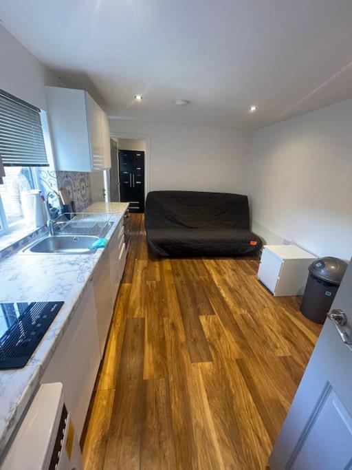 One Bedroom Annex With Private Entrance Morden  Екстериор снимка