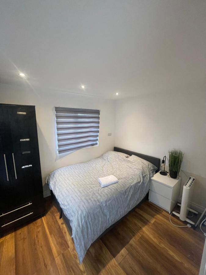 One Bedroom Annex With Private Entrance Morden  Екстериор снимка